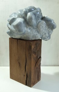 LE PASSEUR - Albâtre - Sculpture 28x42x28x30 cm - Socle bois H34xL22xL13 cm - Poids 22kg