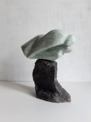 VERTIGO - Stéatite - Sculpture : 30 cm - Poids 2 kg - Socle : 28xH28x17 cm